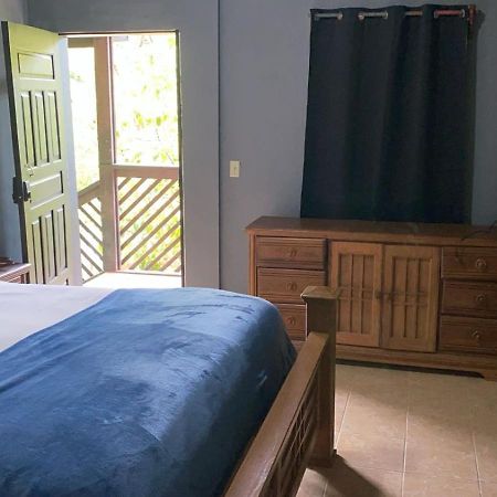 Airport Inn Roatan Bagian luar foto