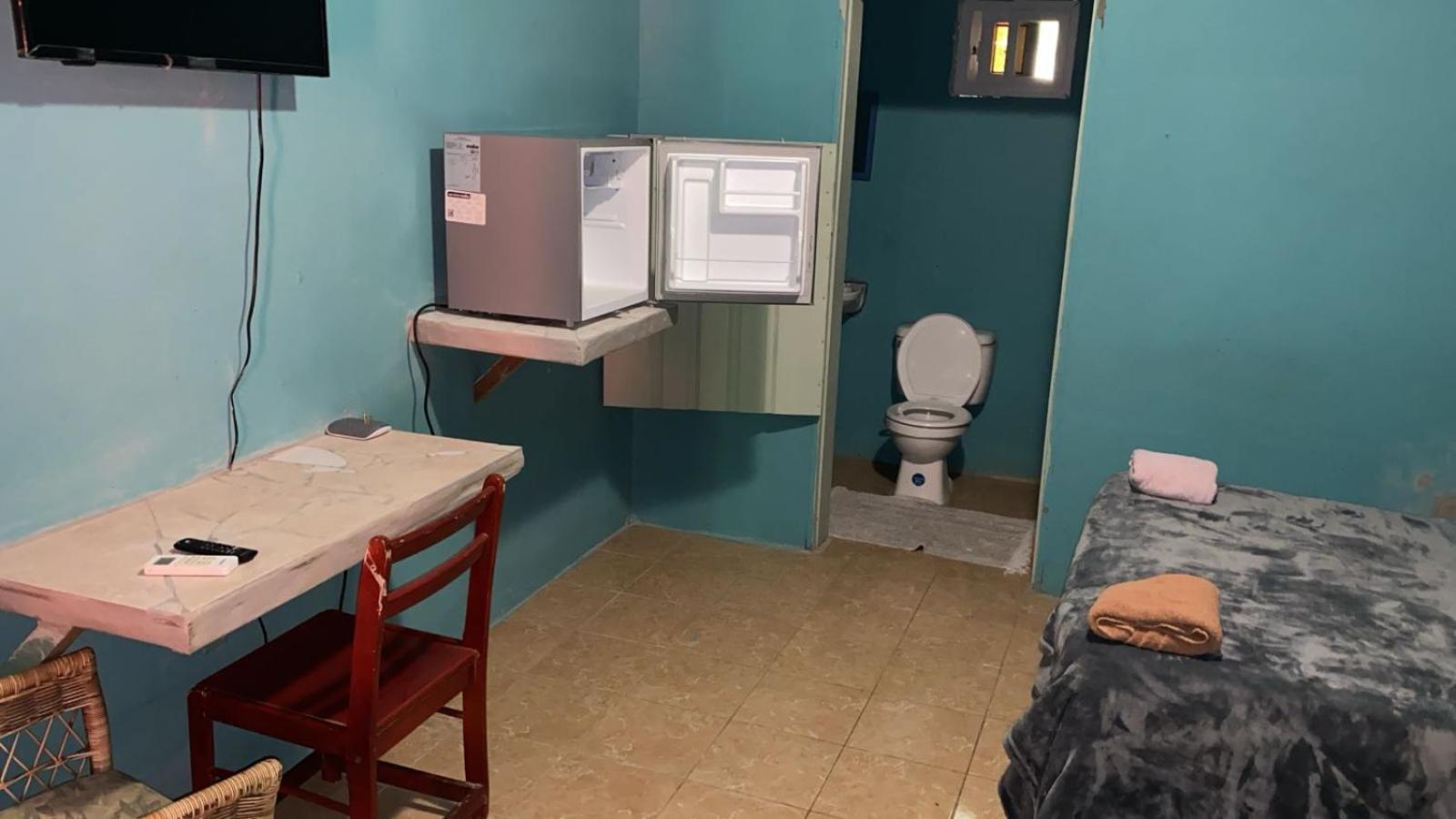 Airport Inn Roatan Bagian luar foto