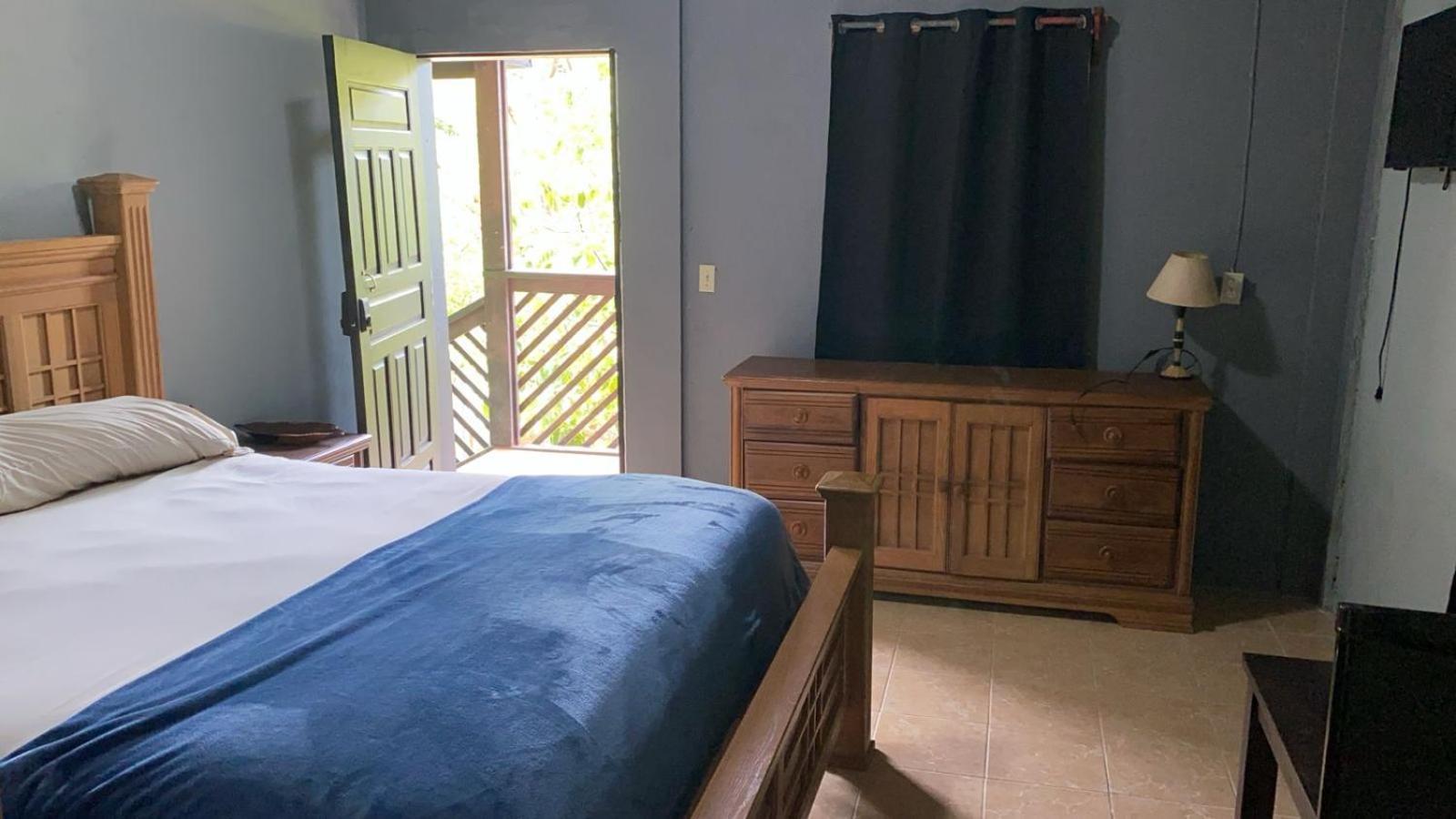 Airport Inn Roatan Bagian luar foto