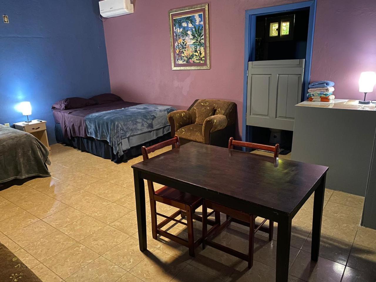 Airport Inn Roatan Bagian luar foto