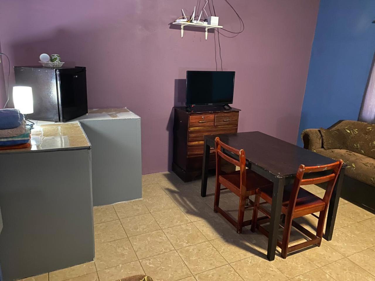 Airport Inn Roatan Bagian luar foto