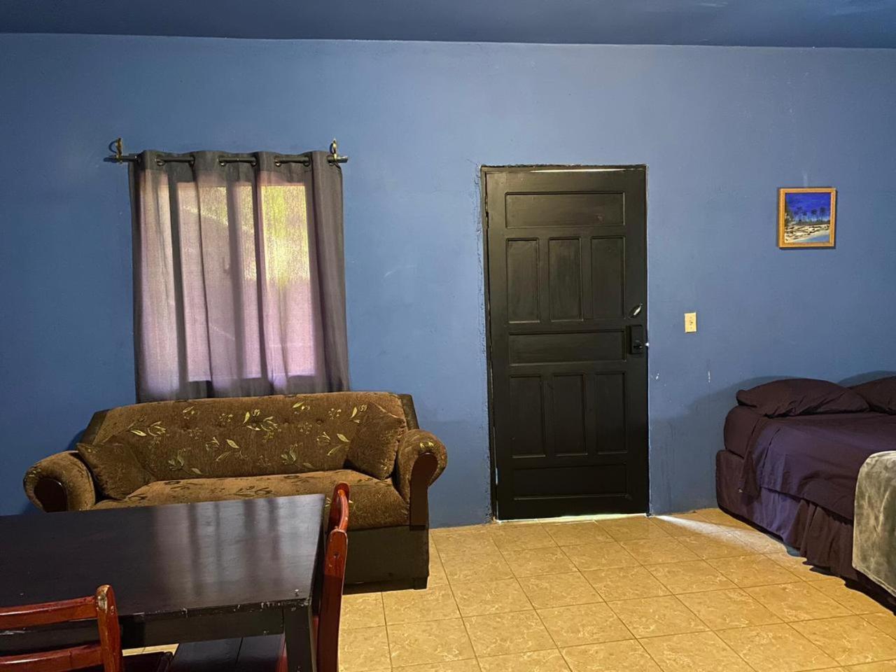 Airport Inn Roatan Bagian luar foto