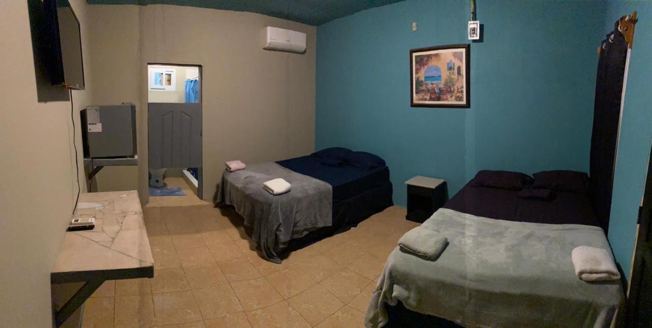 Airport Inn Roatan Bagian luar foto