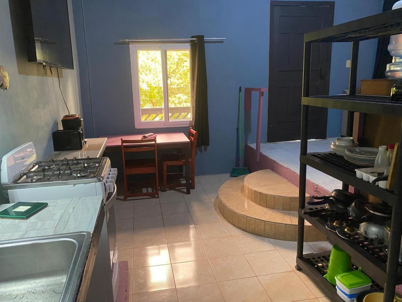 Airport Inn Roatan Bagian luar foto
